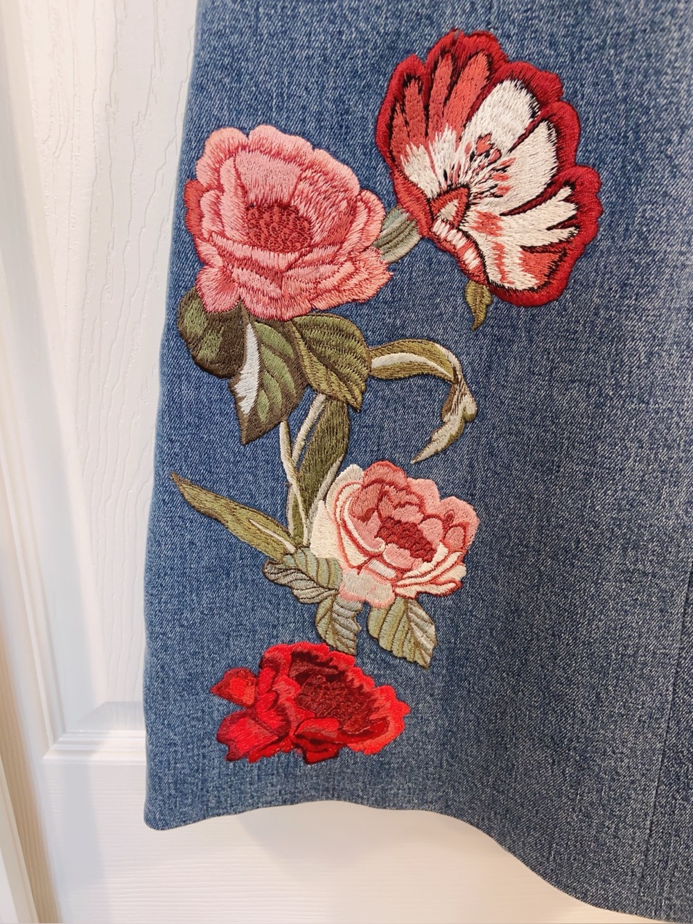 NWT Alice + Olivia Cade Floral Embroidered Sleeveless Denim Dress - Picture 9 of 12